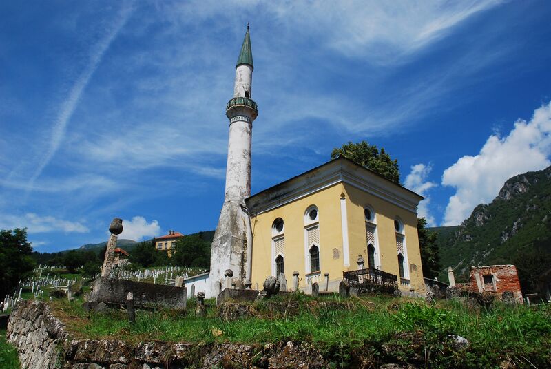 Jena Mosque in Travnik with an Ottoman graveyard on the surrounding slope.